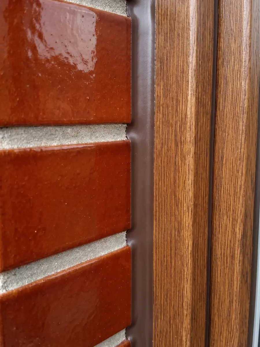 Elastische Anschlussfuge zwischen Klinkerfassade und hölzernem Fensterrahmen