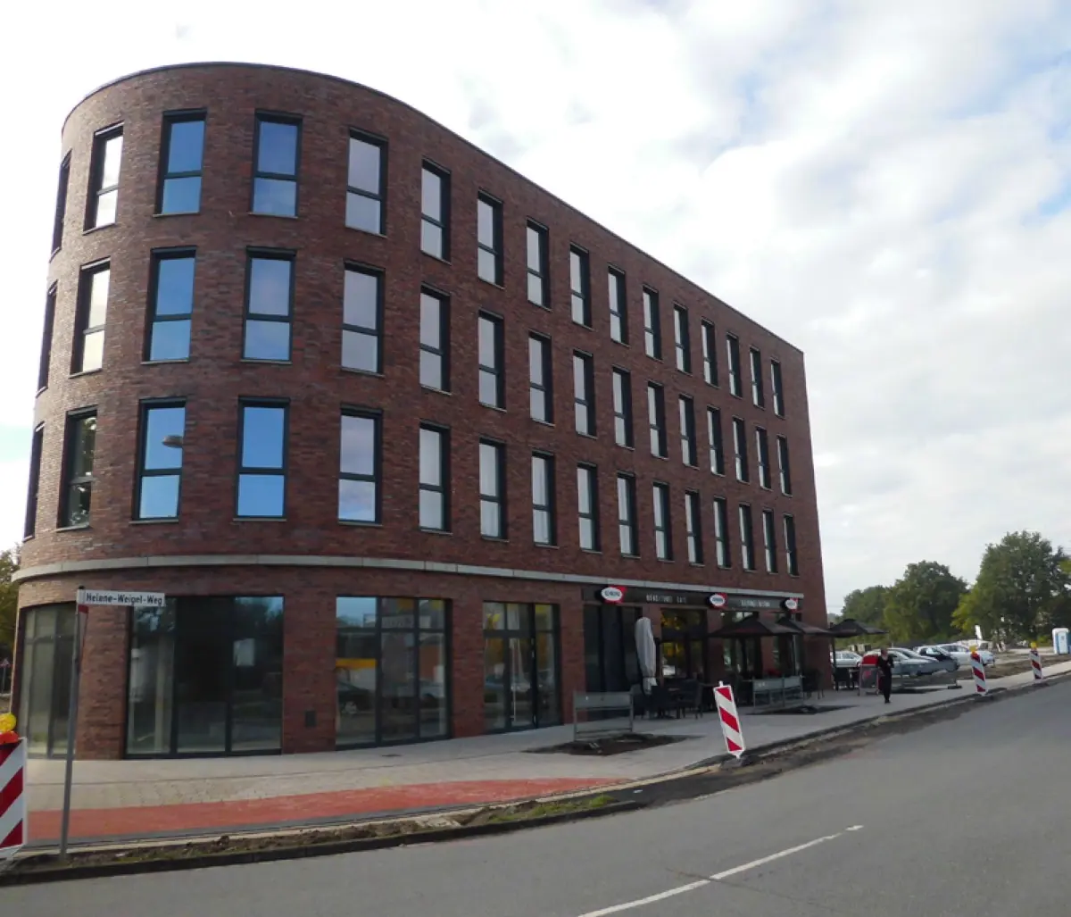 Modernes Bürogebäude mit gerundeter Klinkerfassade