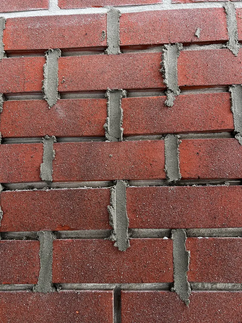Klinkerwand in Ascheberg während der Fugensanierung: Stoßfugen neu gefüllt, Lagerfugen ausgeräumt