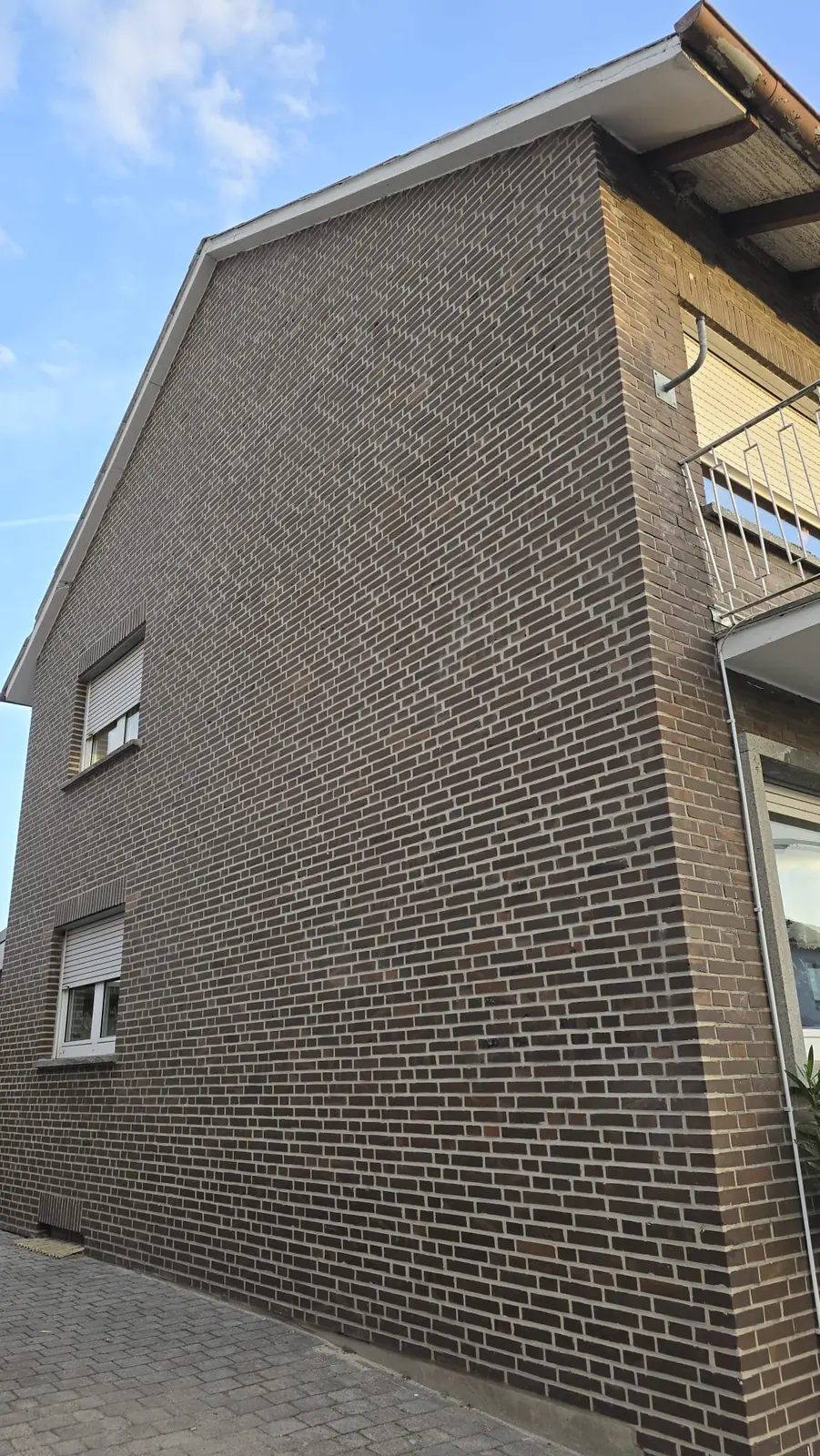 Giebel aus dunkelbraunem Klinker in Beckum nach der Fugensanierung