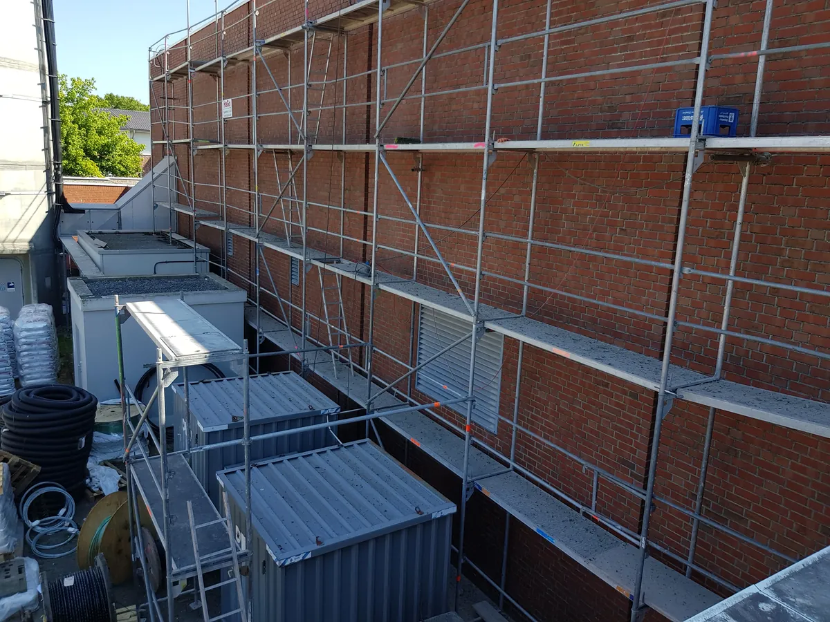 Gerüst entlang einer Klinkerfassade während der Fugensanierung
