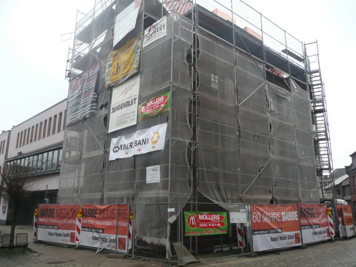 Komplett eingerüstetes und verkleidetes Gebäude